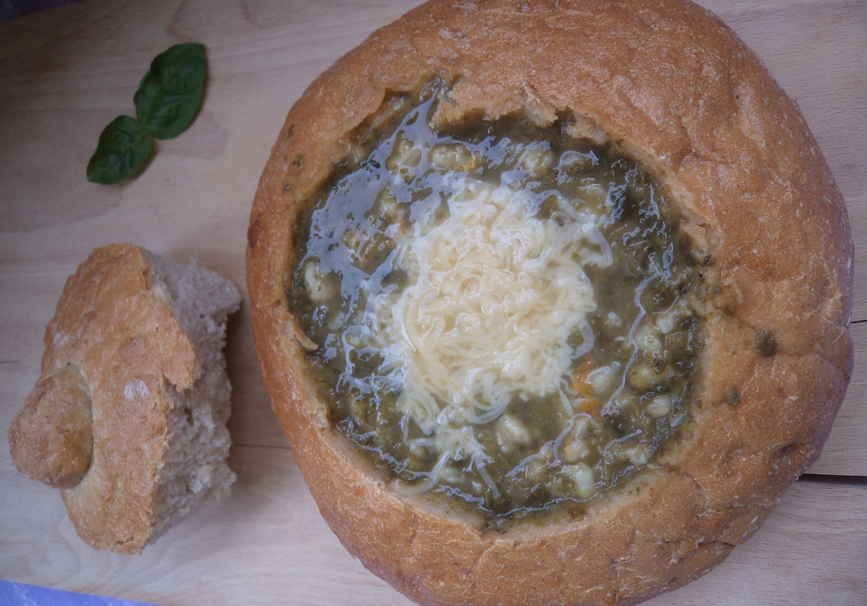 Zupa szpinakowa - zaserwowana z żóltym serem :) foto