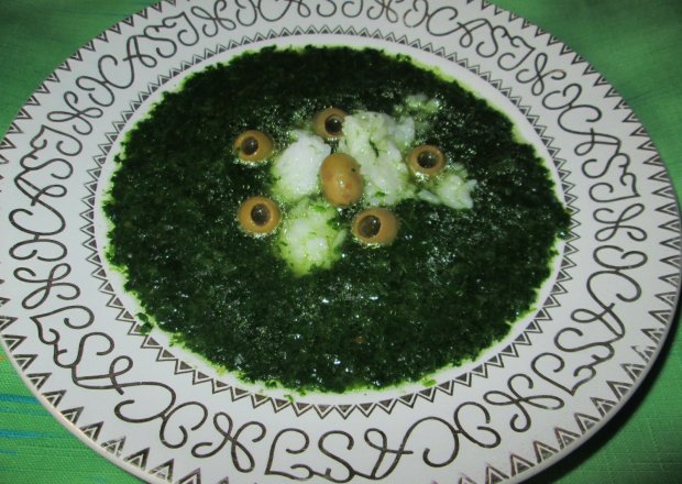 Fotografia przedstawiająca Zupa szpinakowo- oliwkowa