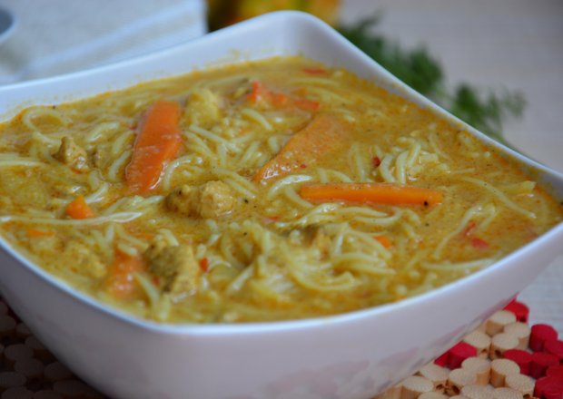 Fotografia przedstawiająca Zupa tajska curry z kurczakiem na ostro
