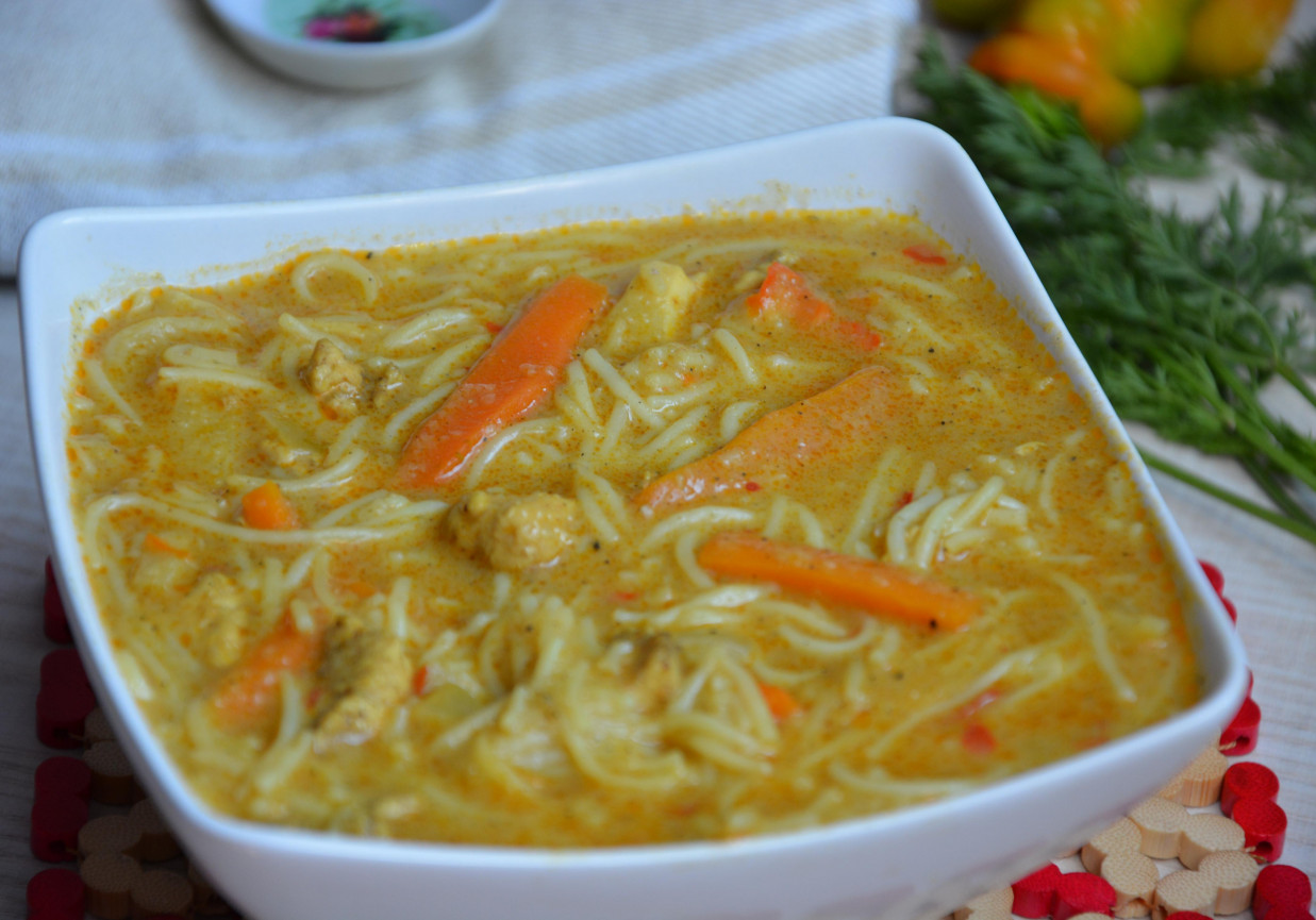 Zupa tajska curry z kurczakiem na ostro foto