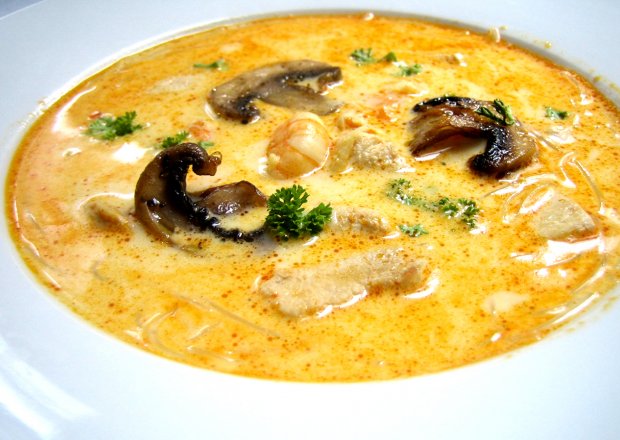 Fotografia przedstawiająca zupa tajska z krewetkami, kurczakiem i pieczarkami- wariacja