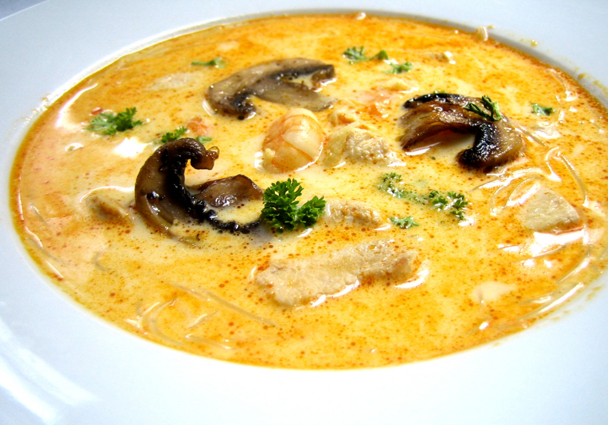 zupa tajska z krewetkami, kurczakiem i pieczarkami- wariacja foto