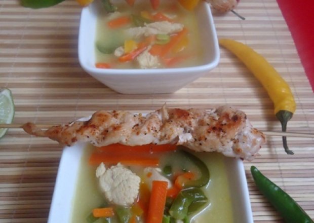 Fotografia przedstawiająca Zupa tajska z kurczakiem