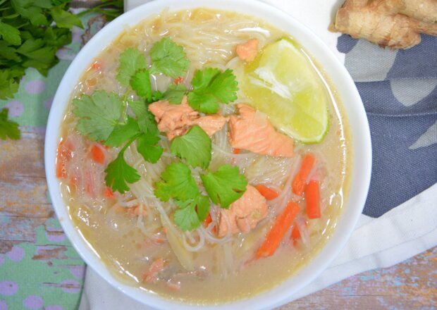 Fotografia przedstawiająca Zupa tajska z łososiem