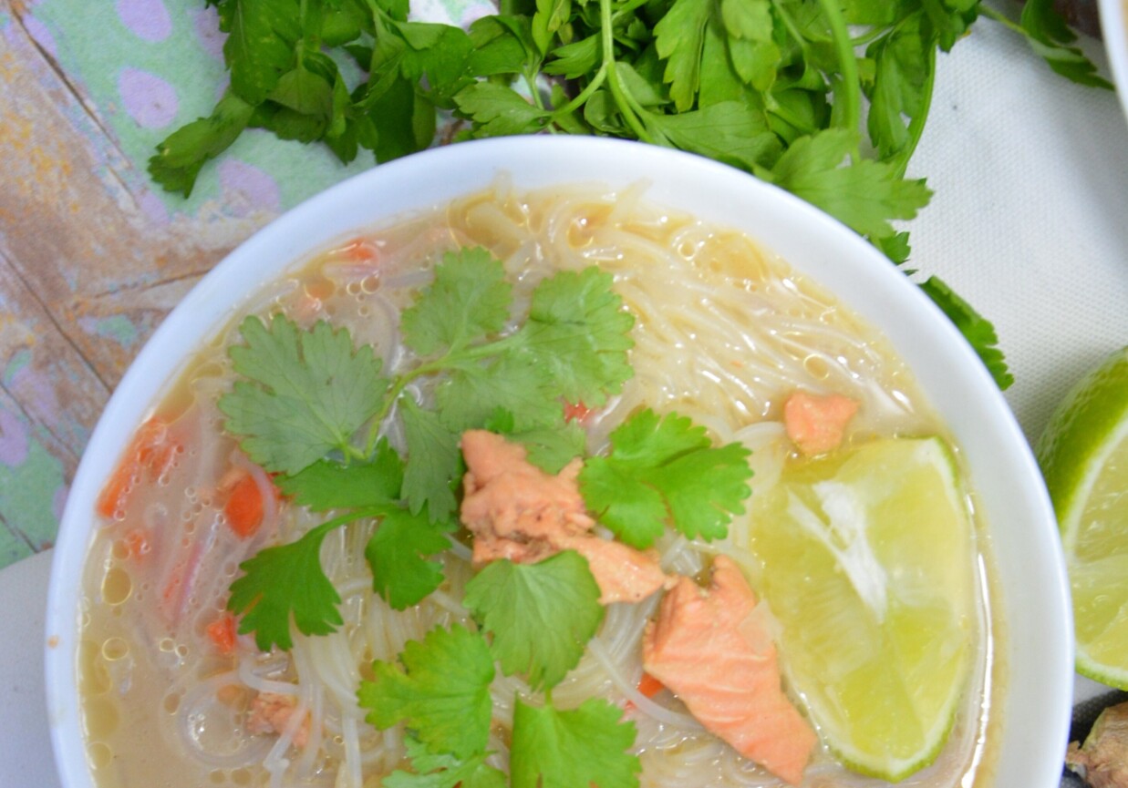 Zupa tajska z łososiem foto