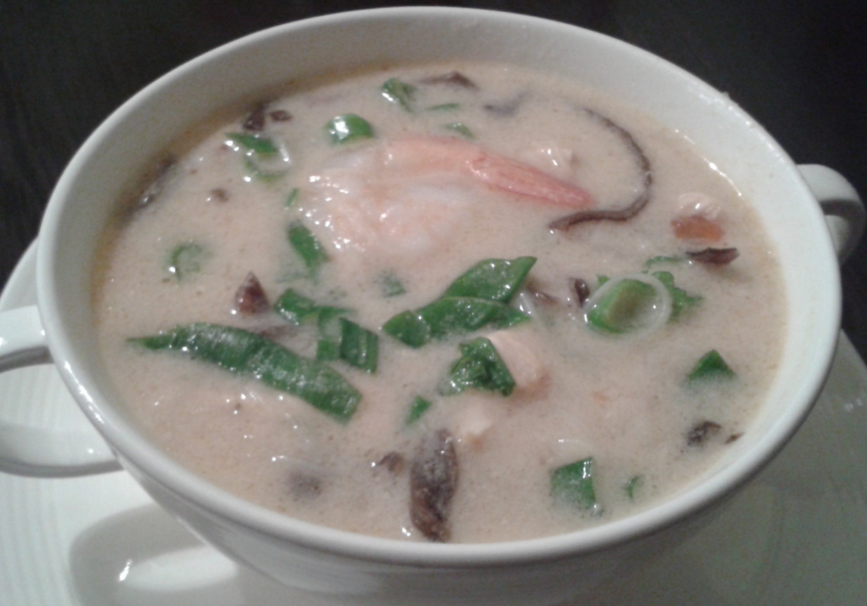 Zupa Tom Kha Gai z kurczakiem i krewetkami  foto