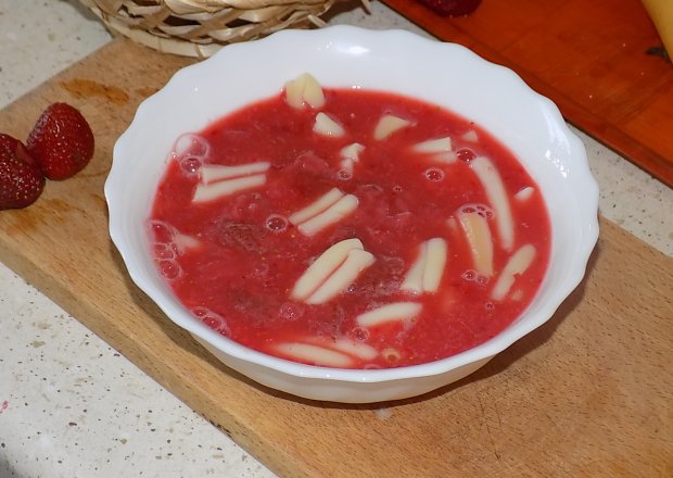 Fotografia przedstawiająca Zupa truskawkowa z makaronem i miętą