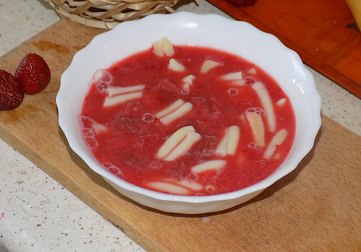 Zupa truskawkowa z makaronem i miętą foto