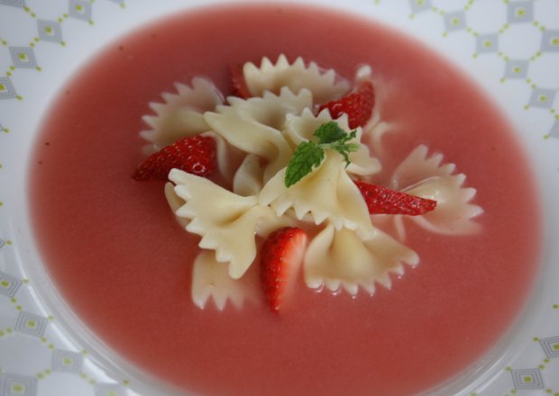 Fotografia przedstawiająca Zupa truskawkowa z makaronem