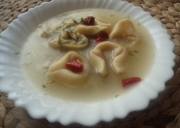 Fotografia przedstawiająca Zupa w ostrym klimacie- z czosnkiem, papryczką chilli i koperkiem-zaserwowana z tortellini :)