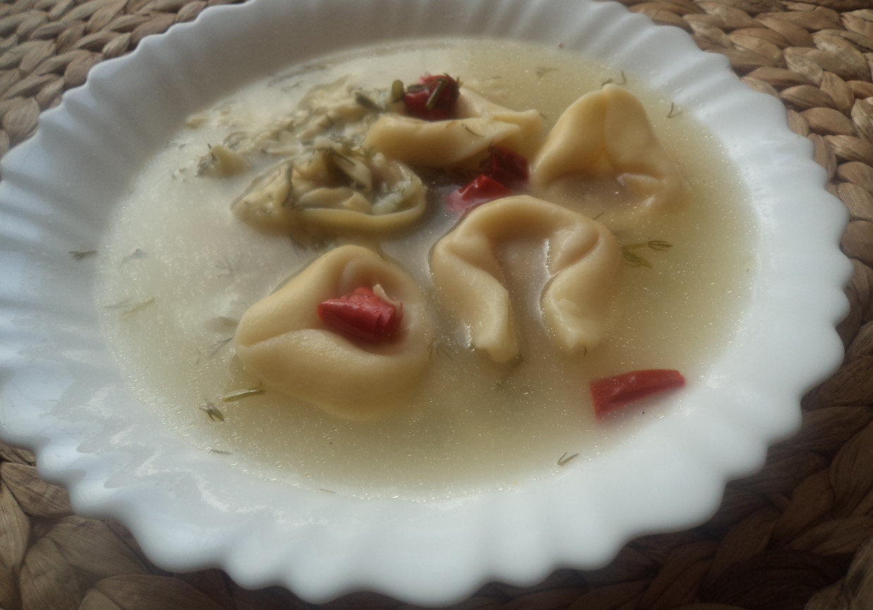 Zupa w ostrym klimacie- z czosnkiem, papryczką chilli i koperkiem-zaserwowana z tortellini :) foto