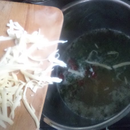 Krok 6 - Zupa w ostrym klimacie- z czosnkiem, papryczką chilli i koperkiem-zaserwowana z tortellini :) foto
