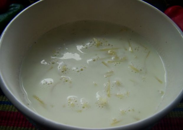 Fotografia przedstawiająca Zupa waniliowa z makaronikiem nitki