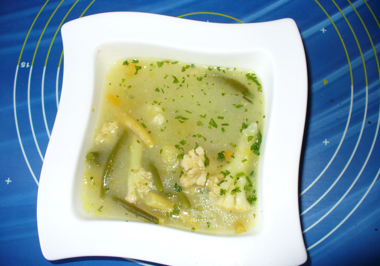 Zupa warzywna: kalafior , fasola szparagowa  żółta i zielona  foto