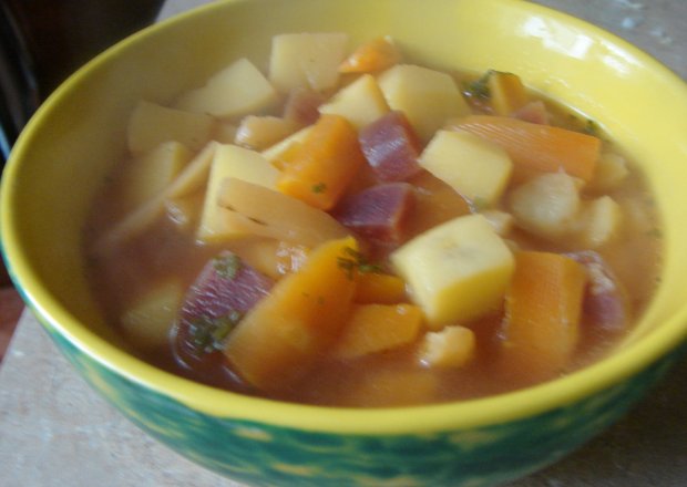 Fotografia przedstawiająca Zupa warzywna na masełku
