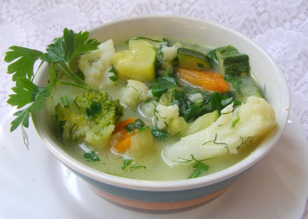 Fotografia przedstawiająca zupa warzywna na maśle z ryżem i cukinią...