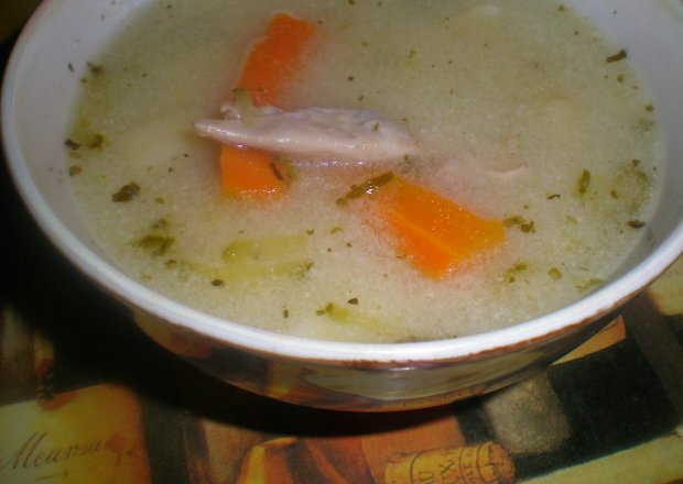 Fotografia przedstawiająca Zupa warzywna na skrzydełkach