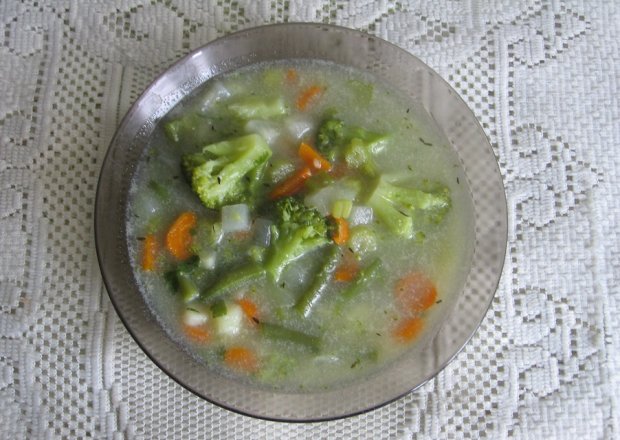 Fotografia przedstawiająca Zupa warzywna na skrzydłach z kaczki