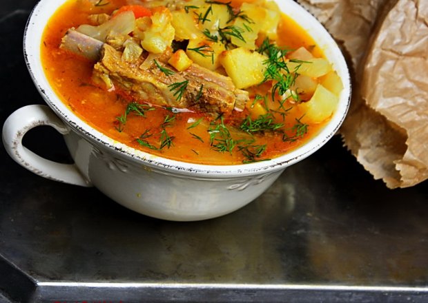 Fotografia przedstawiająca Zupa warzywna na żeberkach