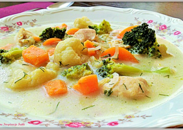 Fotografia przedstawiająca Zupa warzywna z batatami i kurczakiem