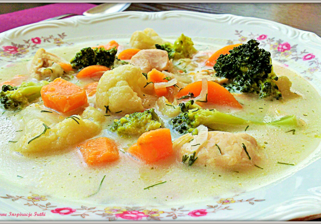 Zupa warzywna z batatami i kurczakiem foto