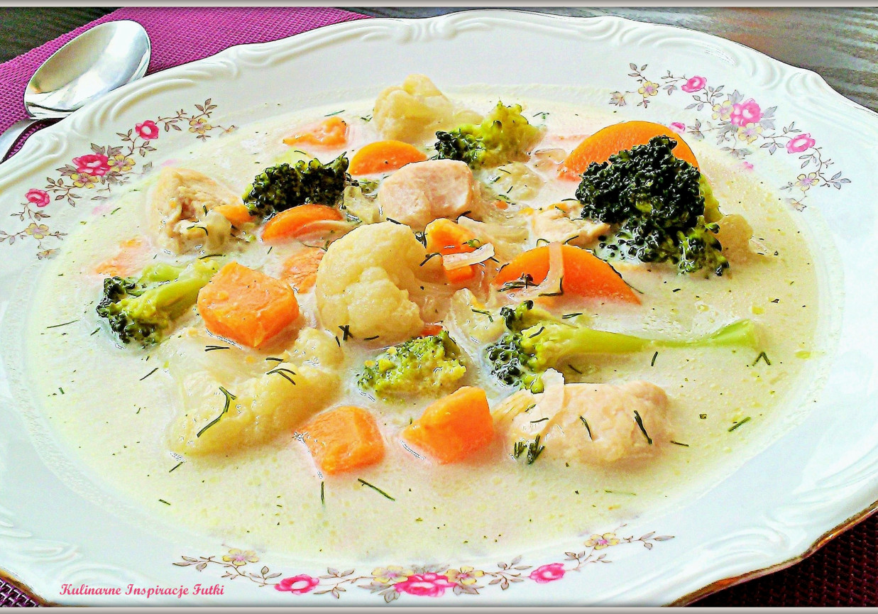 Zupa warzywna z batatami i kurczakiem foto