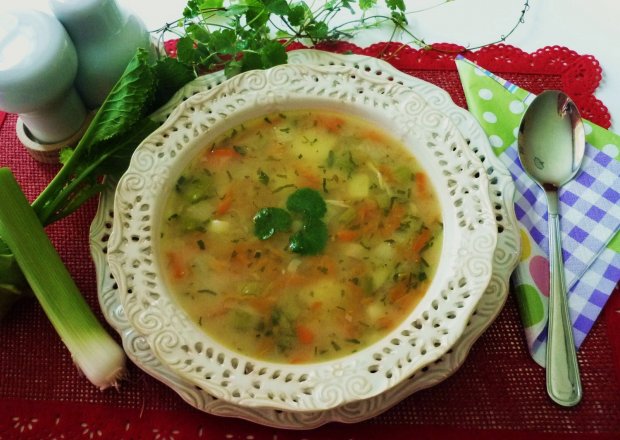 Fotografia przedstawiająca Zupa warzywna z bluszczykiem