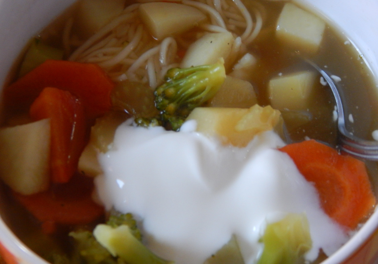 Zupa warzywna z brokułem i makaronem foto