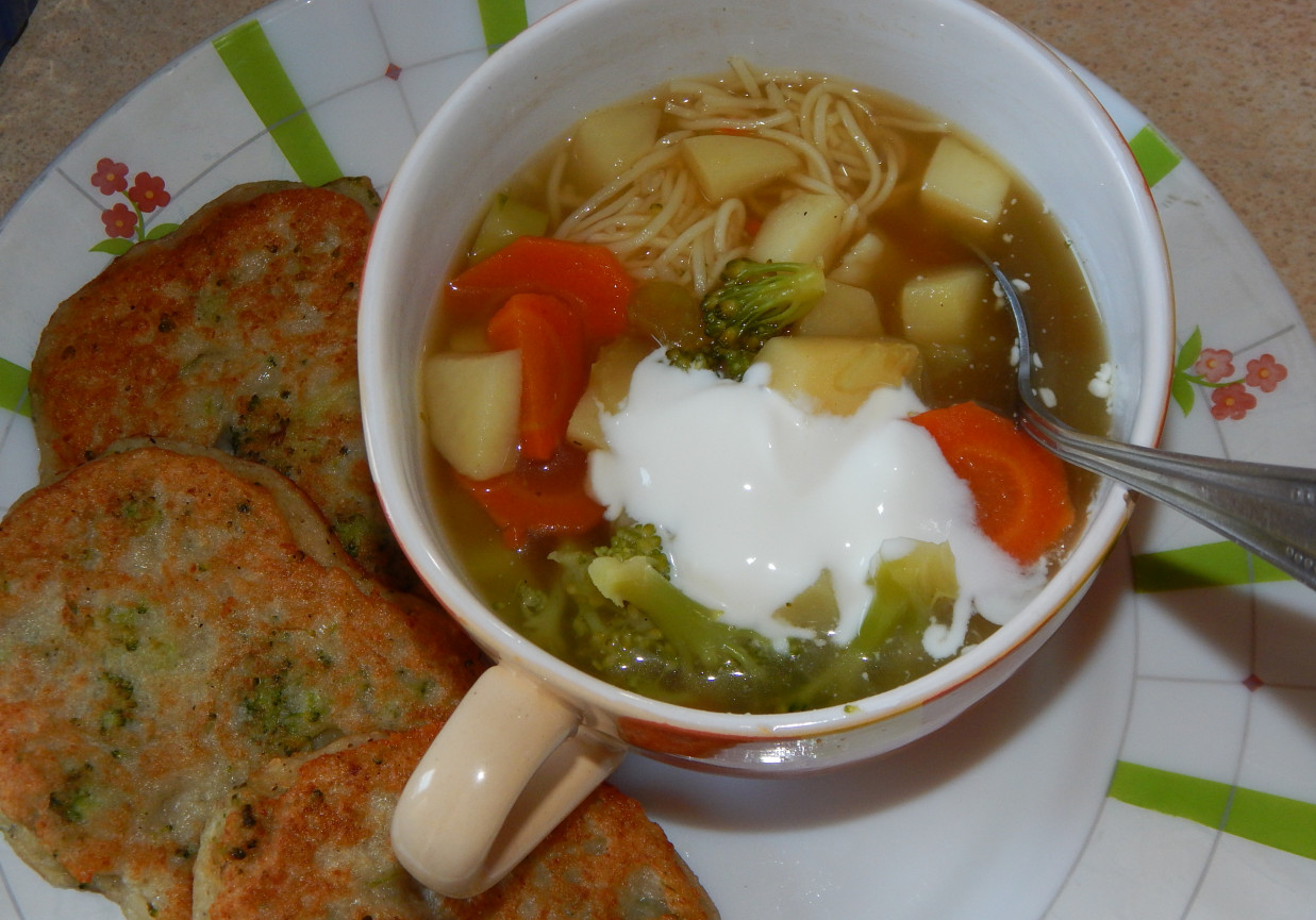 Zupa warzywna z brokułem i makaronem foto