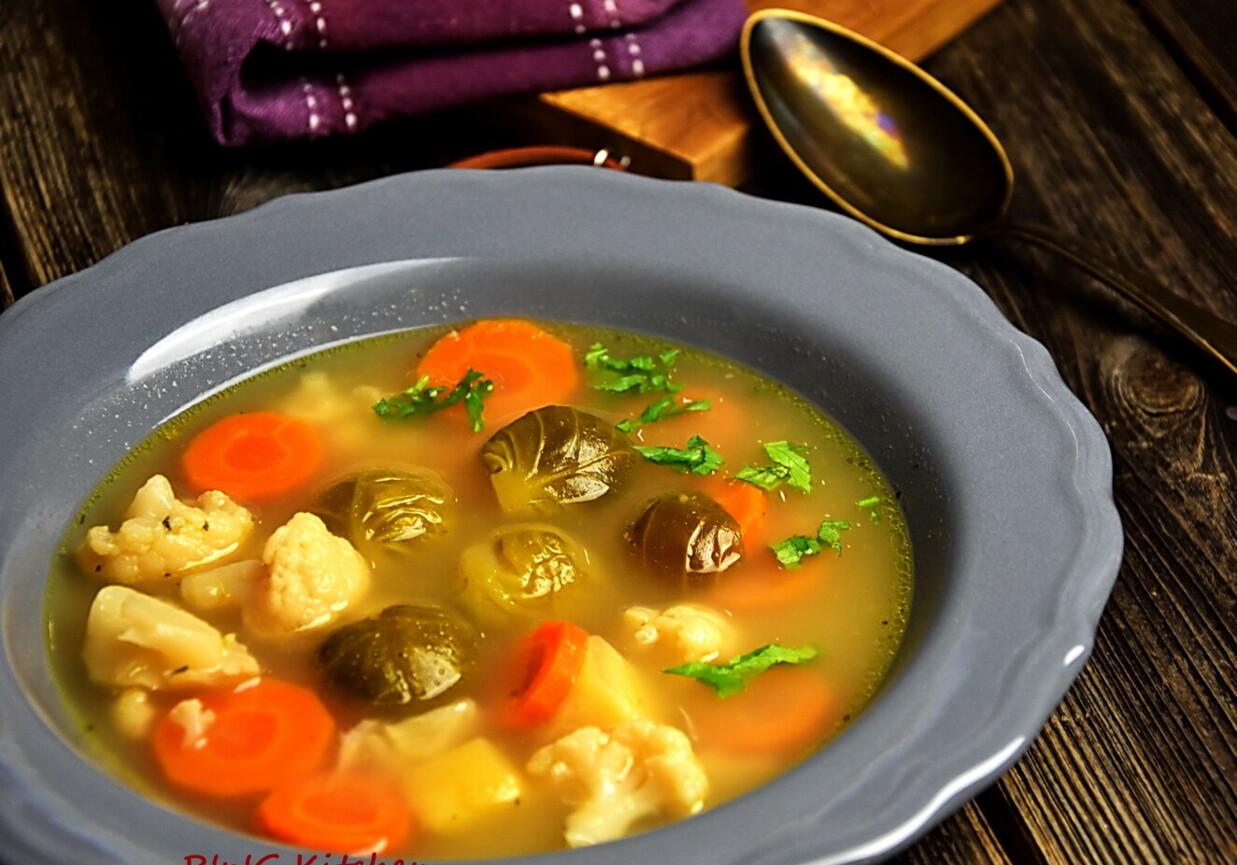 Zupa warzywna z brukselką foto