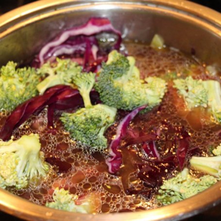 Krok 5 - Zupa warzywna z burakami i brokułami foto