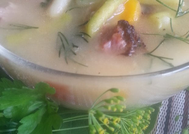 Fotografia przedstawiająca Zupa  warzywna z chrupiącym   boczkiem
