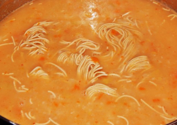 Fotografia przedstawiająca Zupa warzywna z czerwoną pastą curry