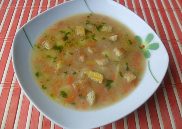 Fotografia przedstawiająca Zupa warzywna z czosnkowymi grzankami