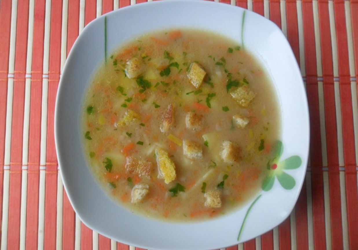 Zupa warzywna z czosnkowymi grzankami foto