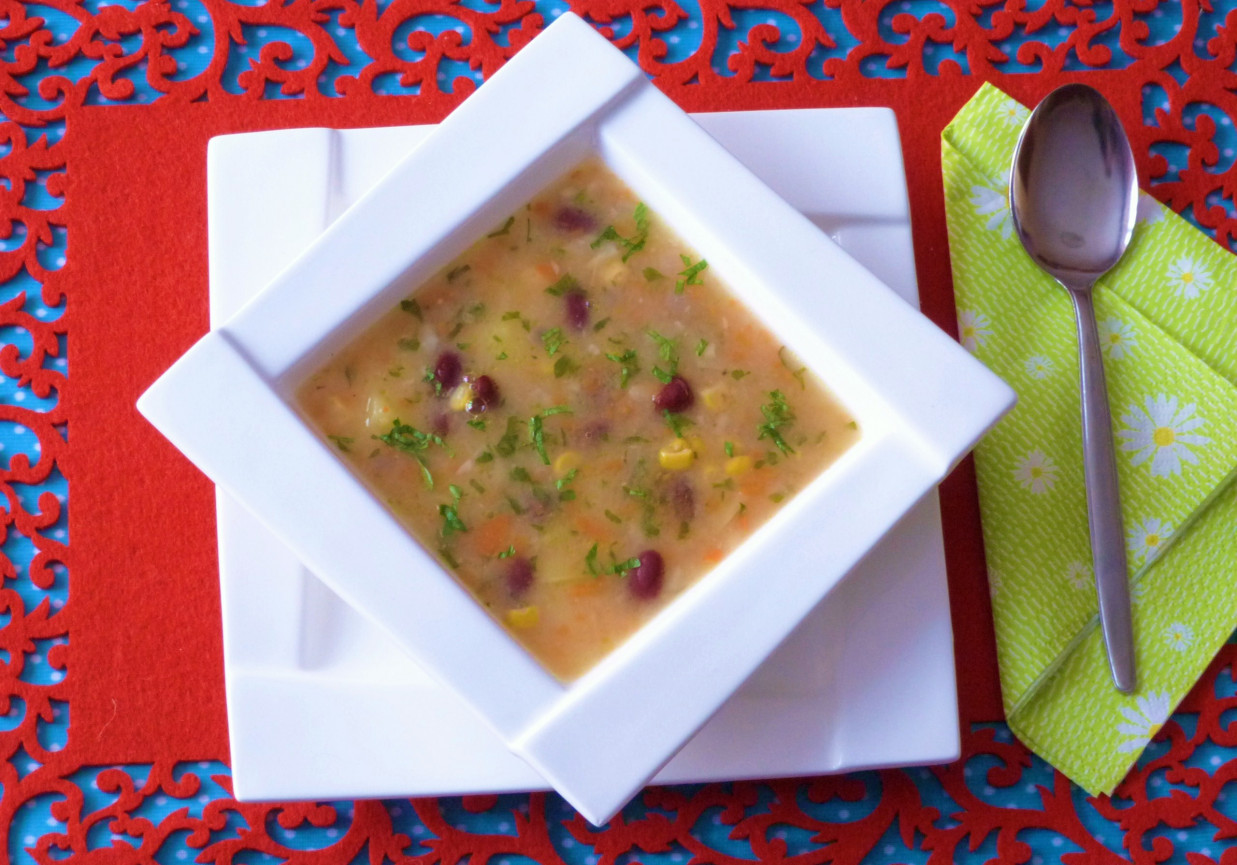 Zupa warzywna z fasolą i kukurydzą  foto