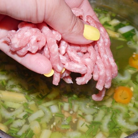 Krok 4 - Zupa warzywna z fasolką szparagową i mieloną wieprzowiną foto
