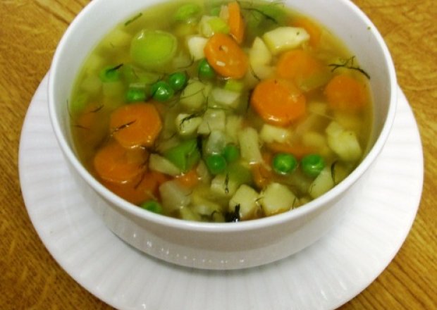 Fotografia przedstawiająca Zupa warzywna z groszkiem i koperkiem