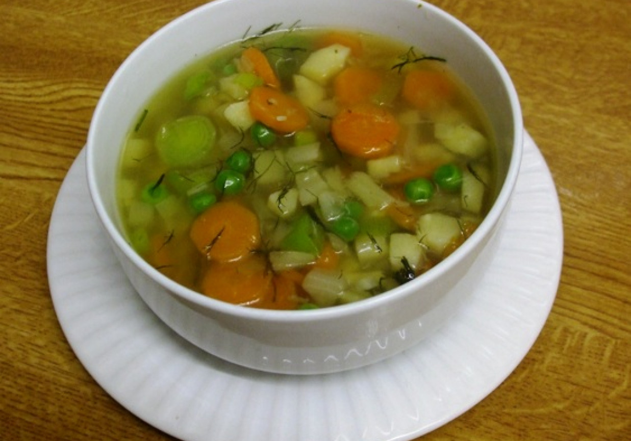Zupa warzywna z groszkiem i koperkiem foto