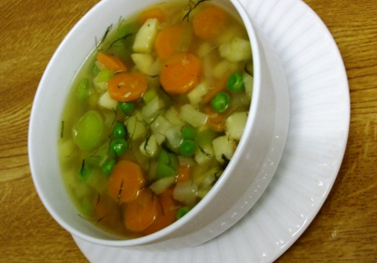 Zupa warzywna z groszkiem i koperkiem foto
