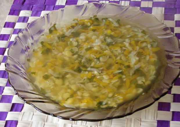 Fotografia przedstawiająca Zupa warzywna z groszkiem