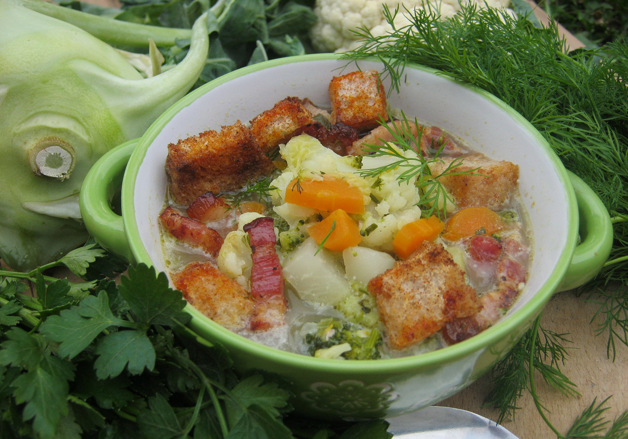 Zupa warzywna z grzankami i boczkowymi chipsami foto