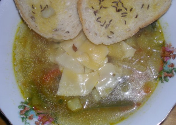 Fotografia przedstawiająca zupa warzywna z grzankami kminkowymi