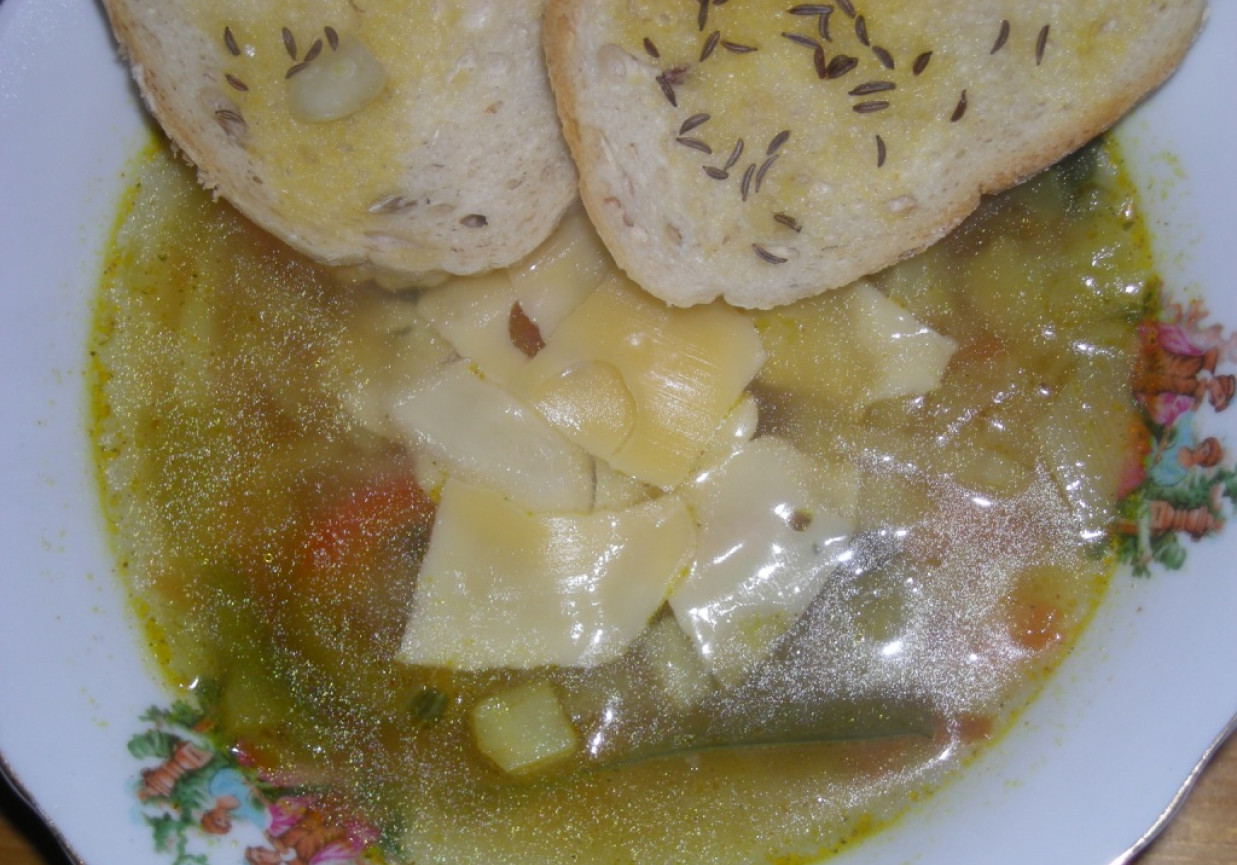 zupa warzywna z grzankami kminkowymi foto