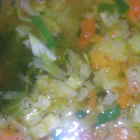 Krok 3 - zupa warzywna z grzankami kminkowymi foto