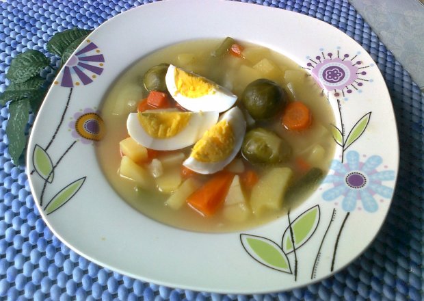 Fotografia przedstawiająca Zupa warzywna z jajkiem