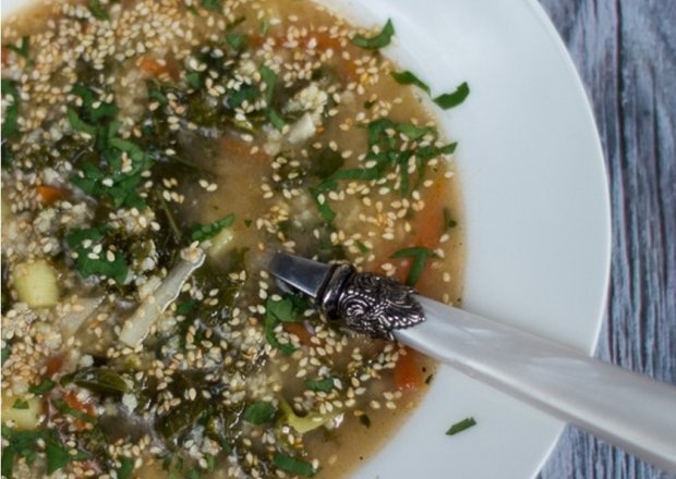 Fotografia przedstawiająca Zupa warzywna z jarmużem i kaszą