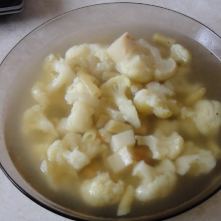 Krok 5 - Zupa warzywna z kalafiorem i żółtą szparagówką foto