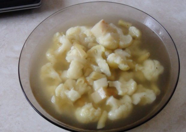 Fotografia przedstawiająca Zupa warzywna z kalafiorem i żółtą szparagówką