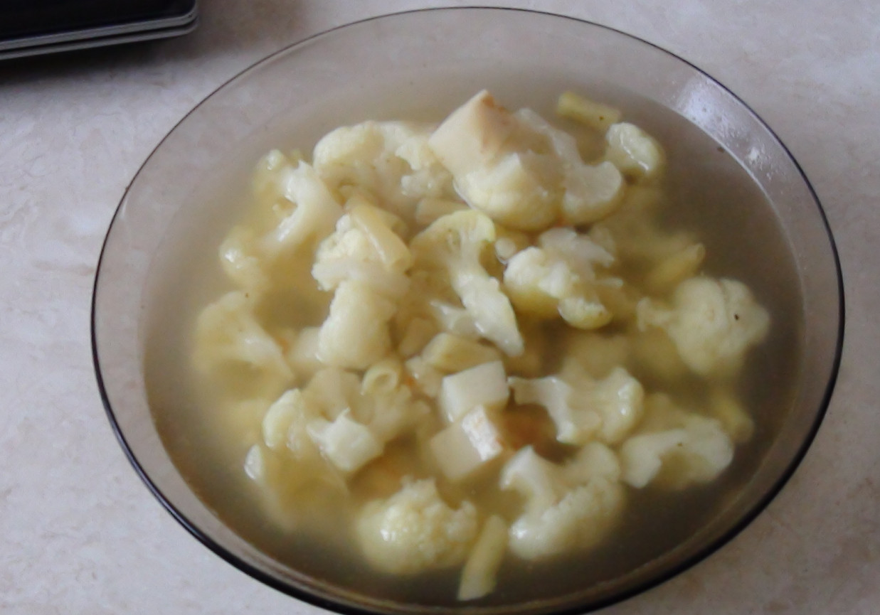 Zupa warzywna z kalafiorem i żółtą szparagówką foto
